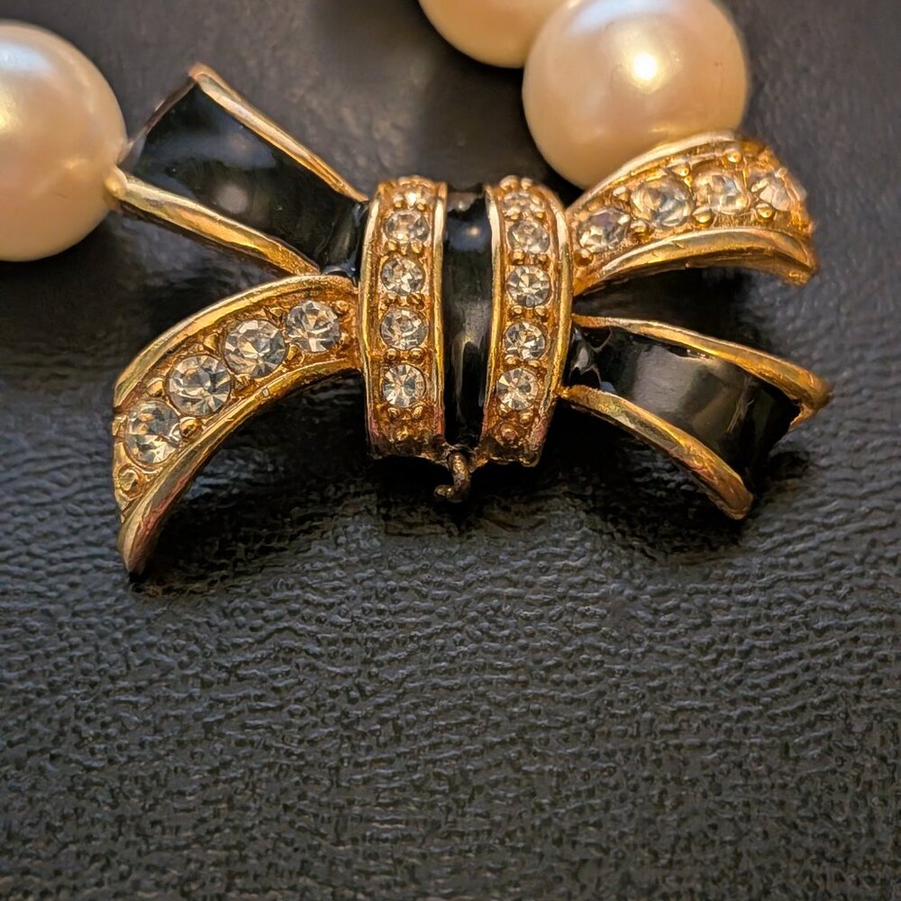 Givenchy Vintage Faux Pearl Bow Necklace - Picture 3 of 6